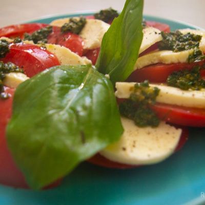 Итальянский салат Капрезе или Моцарелла с помидорами