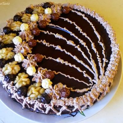 Шоколадно-ореховый торт с пралине из грецких орехов