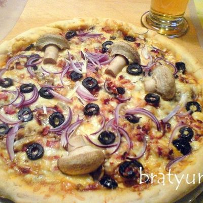 Пицца с грибами, беконом и свежим луком
