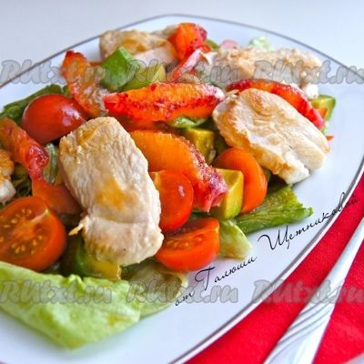 Овощной салат с курицей и апельсином