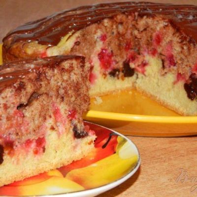 Пирог с черносливом и красной смородиной
