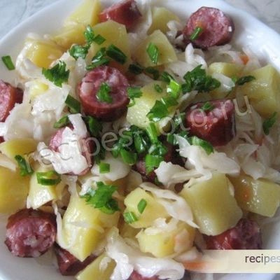 Зимний салат с квашеной капустой, колбасой и картофелем