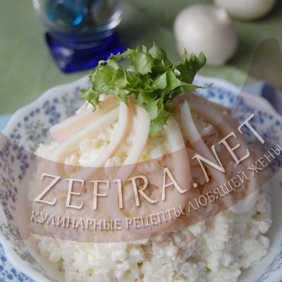 Салат из кальмаров с рисом и яйцом Белоснежный