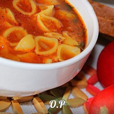 Острый томатный суп с макаронами