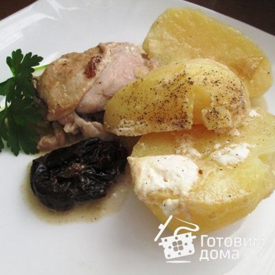 Курица с черносливом и картофелем в сметане