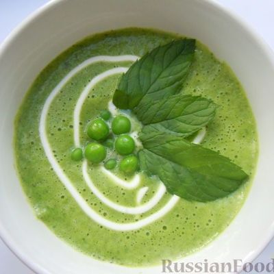 Зеленый суп с горошком и мятой