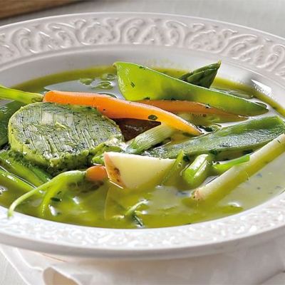 Суп из свежих овощей на летнем бульоне