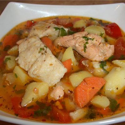 Суп из белой и красной рыбы на курином бульоне