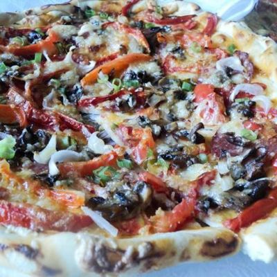 Тонкая пицца с колбасой, грибами, томатами, болгарским перцем и сыром по-итальянски