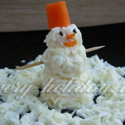 Закуска Снеговик из сыра с чесноком
