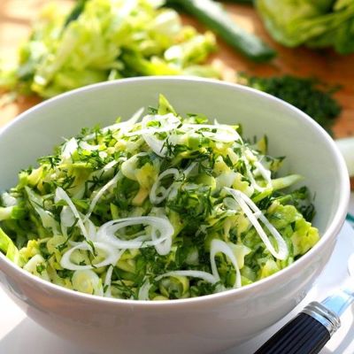 Зеленый салат с молодой капустой
