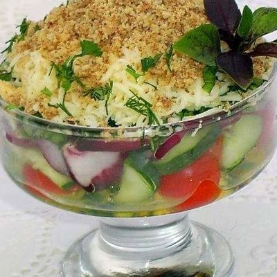 Овощной салат с брынзой и грецкими орехами