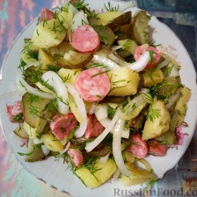 Немецкий картофельный салат с солеными огурцами и копченой колбасой