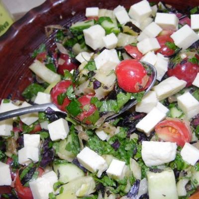 Легкий овощной салат с брынзой