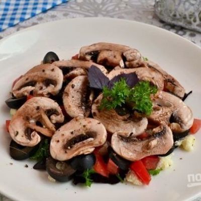Овощной салат с сырыми шампиньонами