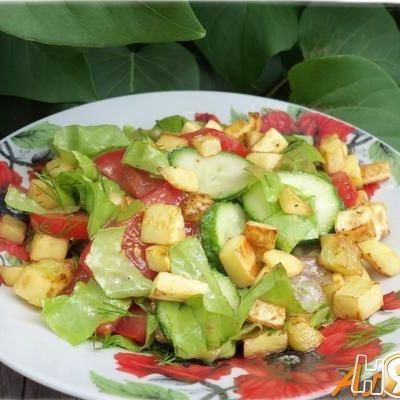 Овощной салат с жареными кабачками