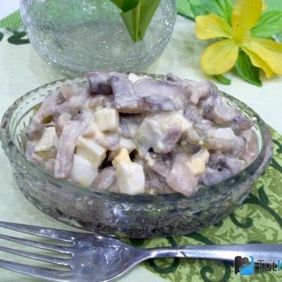 Салат с маринованными грибами и плавленым сыром