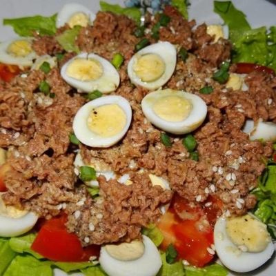 Салат с перепелиными яйцами и тунцом