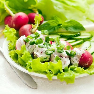 Салат с зерненым творогом и овощами