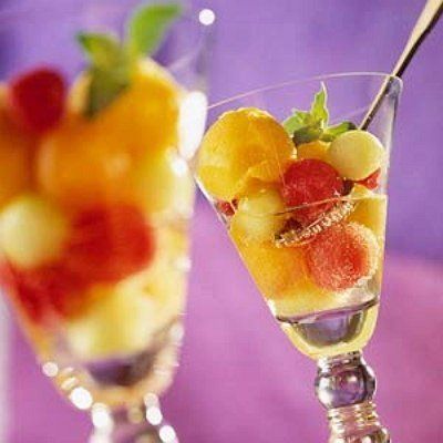 Десерт из дыни и арбуза в вине
