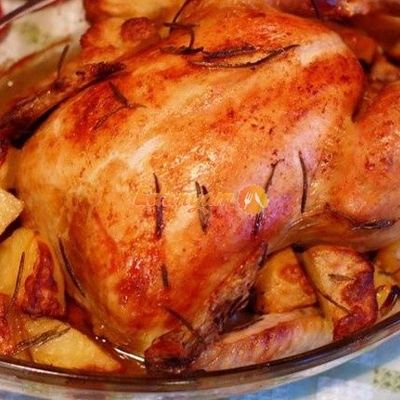 Курица в духовке целиком, запеченная с розмарином и картофелем