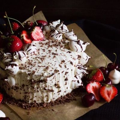 Бисквитный торт с кремом и ягодами