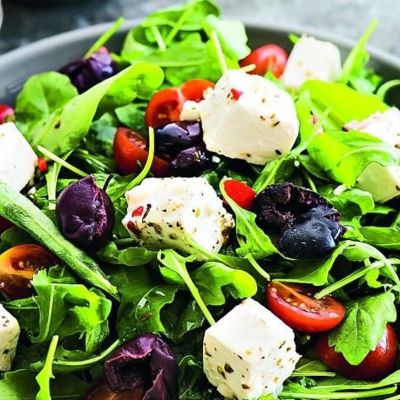Салат с оливками и сыром
