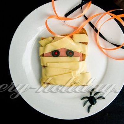 Бутерброд с колбасой и сыром Мумия на Хэллоуин