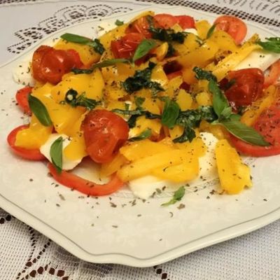 Салат с моцареллой и болгарским перцем