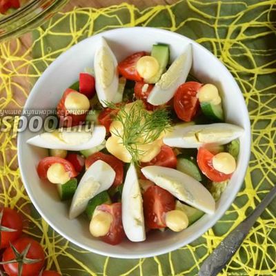 Овощной салат с сырным соусом