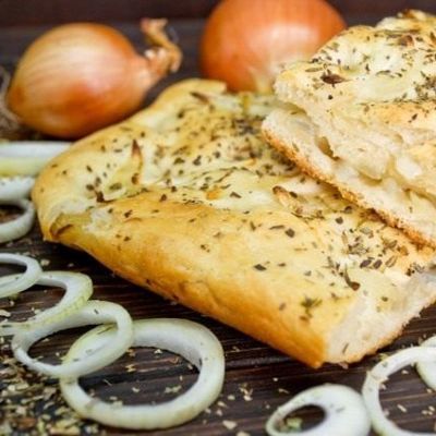 Итальянская фокачча постный хлеб с луком