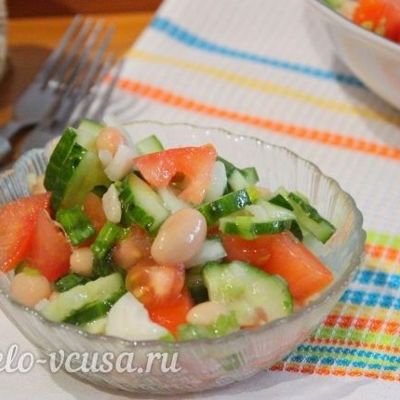 Овощной салат с фасолью.