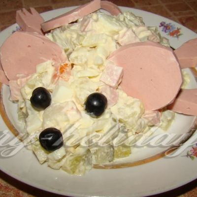Салат Оливье , рецепт классический с колбасой и солеными огурцами Мышка