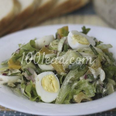 Овощной салат с перепелиными яйцами и двумя заправками
