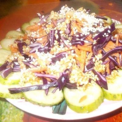 Салат из красной капусты и огурца с кунжутной заправкой