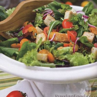 Летний овощной салат с крутонами