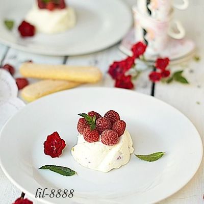 Творожный десерт с малиной без выпечки