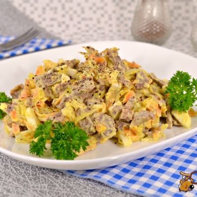Салат из свиного сердца с яйцами и овощами