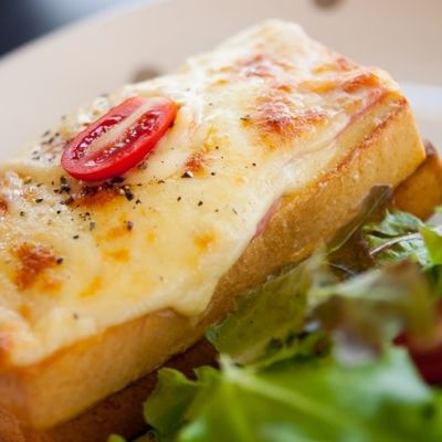 Бутерброд с плавленым сыром и помидорами