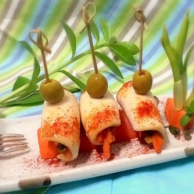 Легкая закуска- рулеты из кальмаров с морковью, овощами и оливками
