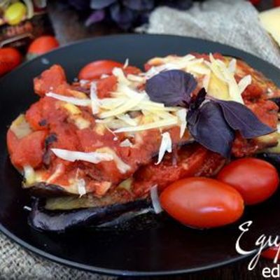 Баклажаны с помидорами, запеченные в томатном соусе и сыре Джюгас