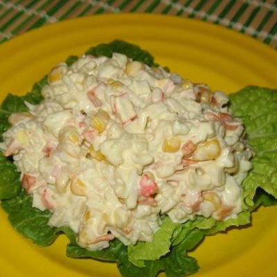 Крабовый салат с кукурузой, рисом и крабовыми палочками