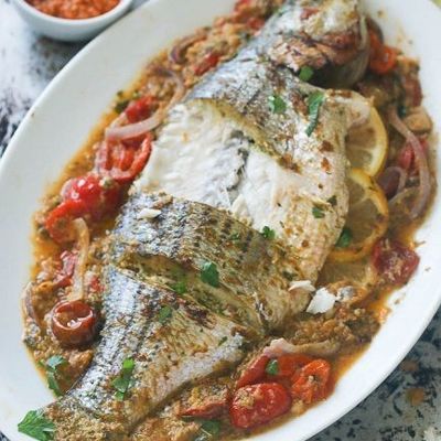 Запеченная рыба с овощами и специями