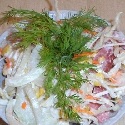 Салат из свежей капусты и копченой колбасы