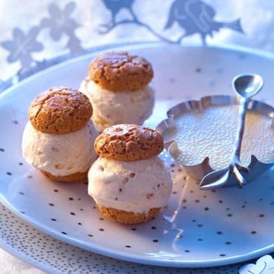 Новогодний десерт с ореховым мороженым и ванильным кремом