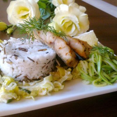 Рыба сибас, рис Басмати микс на подушке из сливочного порея и салат из кабачка