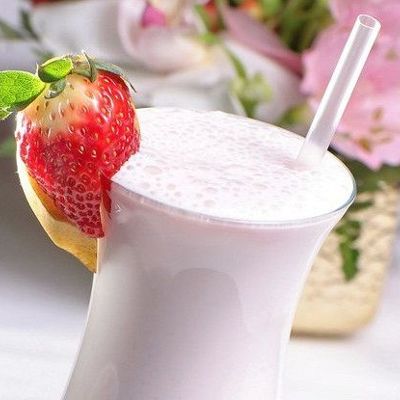 Клубничный молочный коктейль