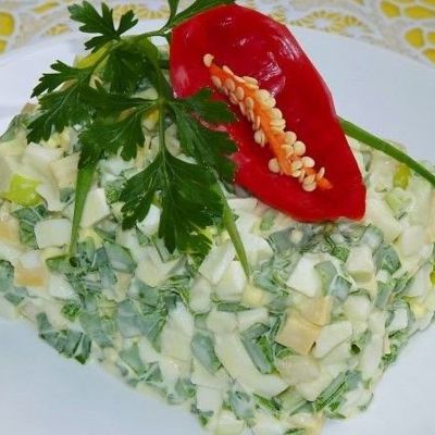 Салат Любимый из зеленого лука с сыром и яйцами