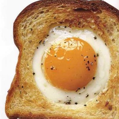 Гренка с яйцом на завтрак