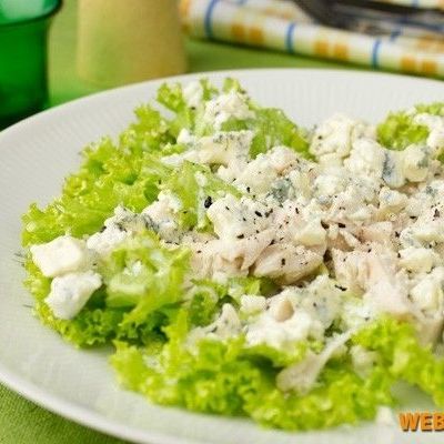 Зелёный салат с курицей и голубым сыром